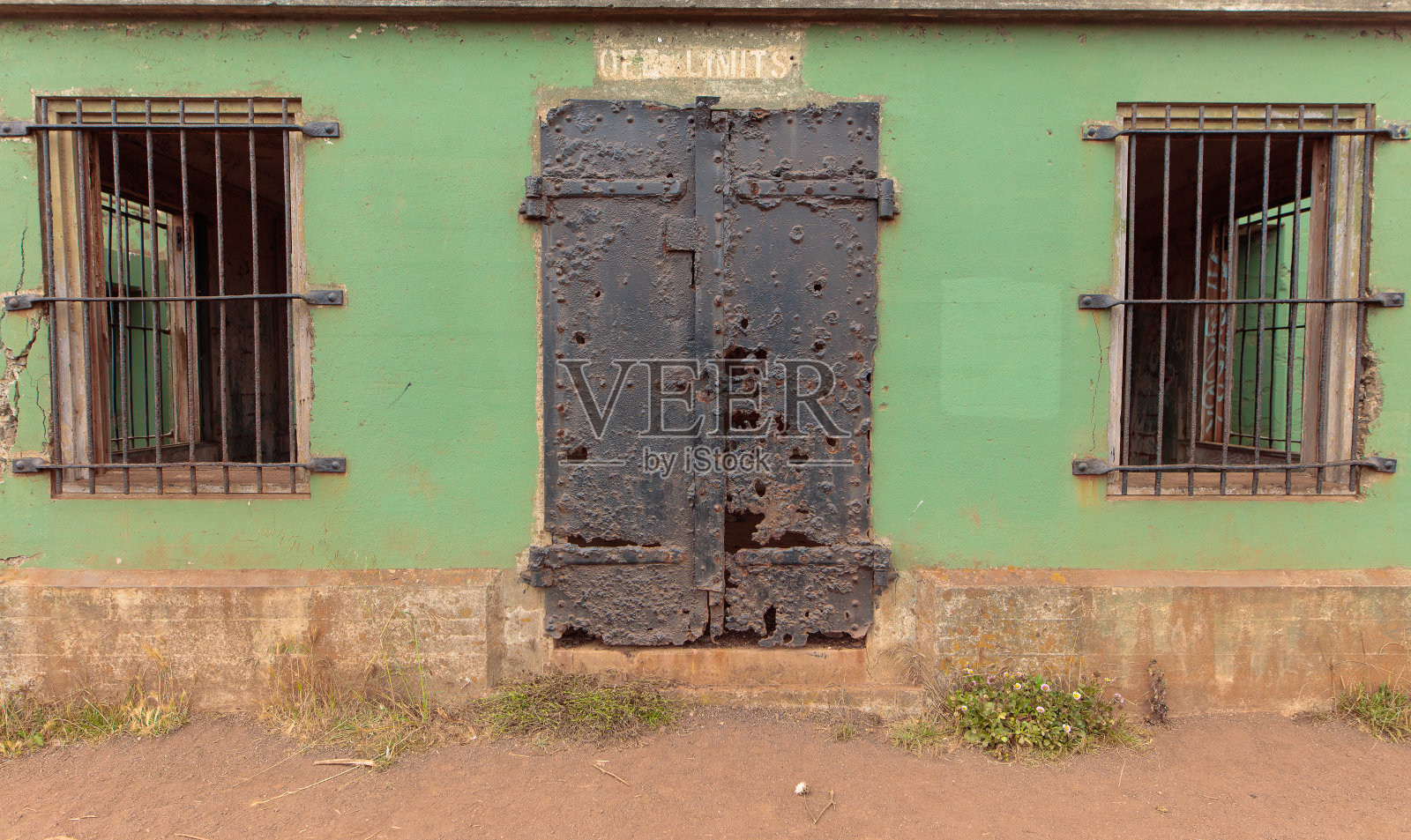 博尼塔灯塔附近的废弃军事掩体照片摄影图片