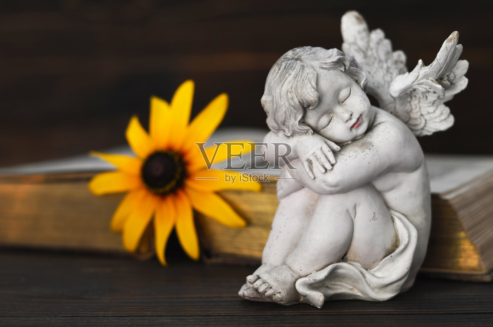 守护天使睡觉照片摄影图片