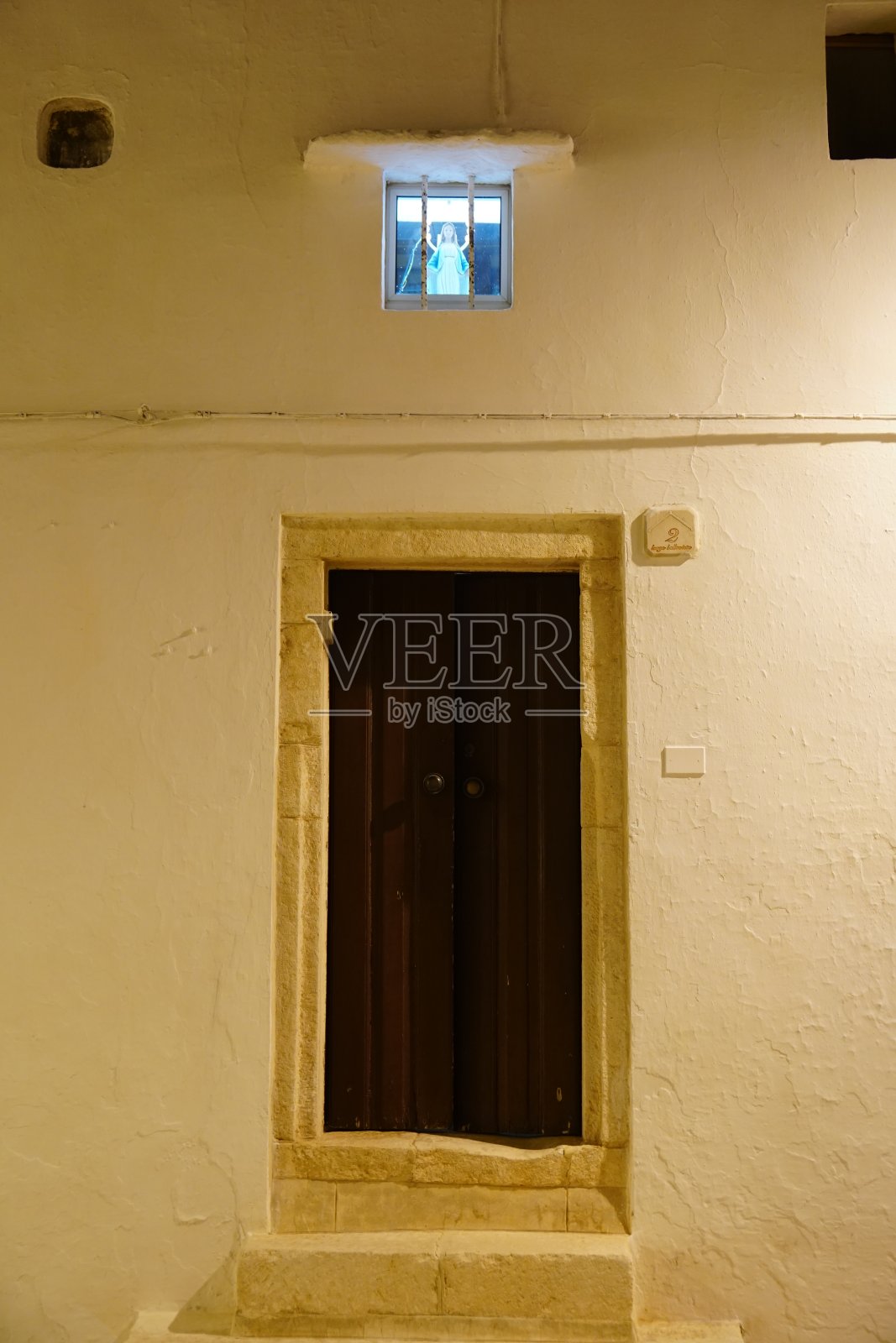 灯光圣母在门上照片摄影图片