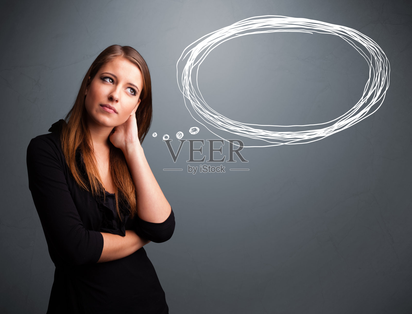 年轻的女士思考演讲或思想气泡与复制空间照片摄影图片