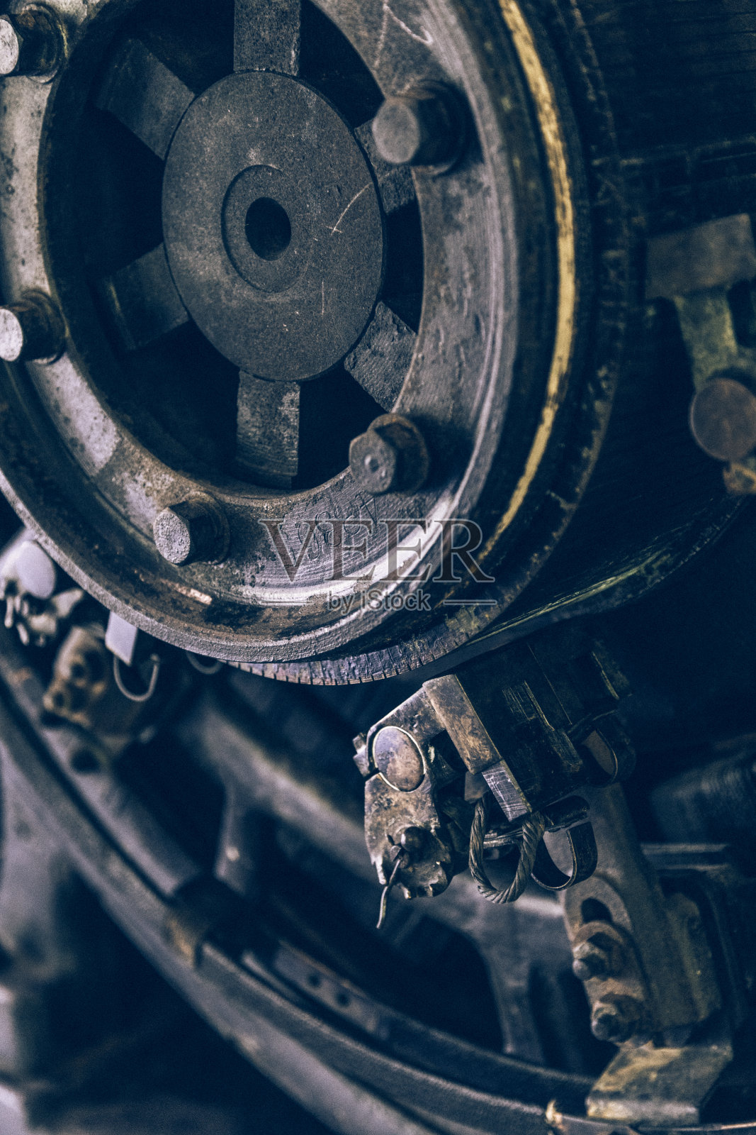 一个可以追溯到20世纪初的老式工业发电机的特写。照片摄影图片