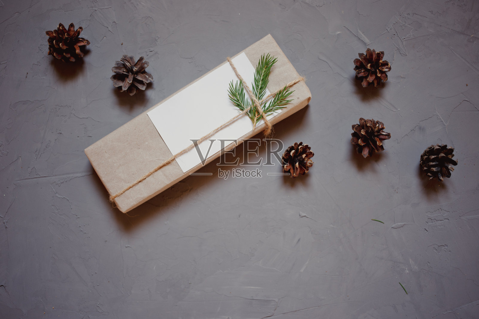 圣诞背景与冷杉树装饰，礼盒。顶部视图与拷贝空间，灰色抹灰背景照片摄影图片