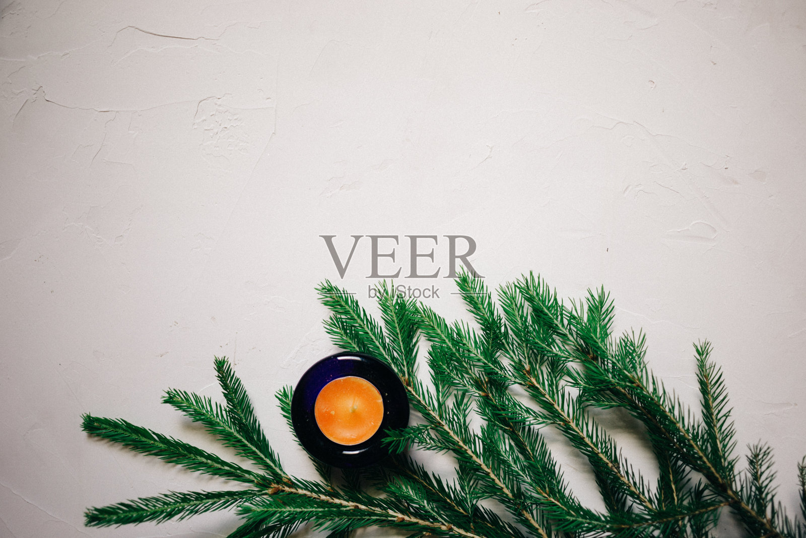 圣诞背景用冷杉树和装饰品，蜡烛。顶视图与复制空间，白色抹灰背景照片摄影图片