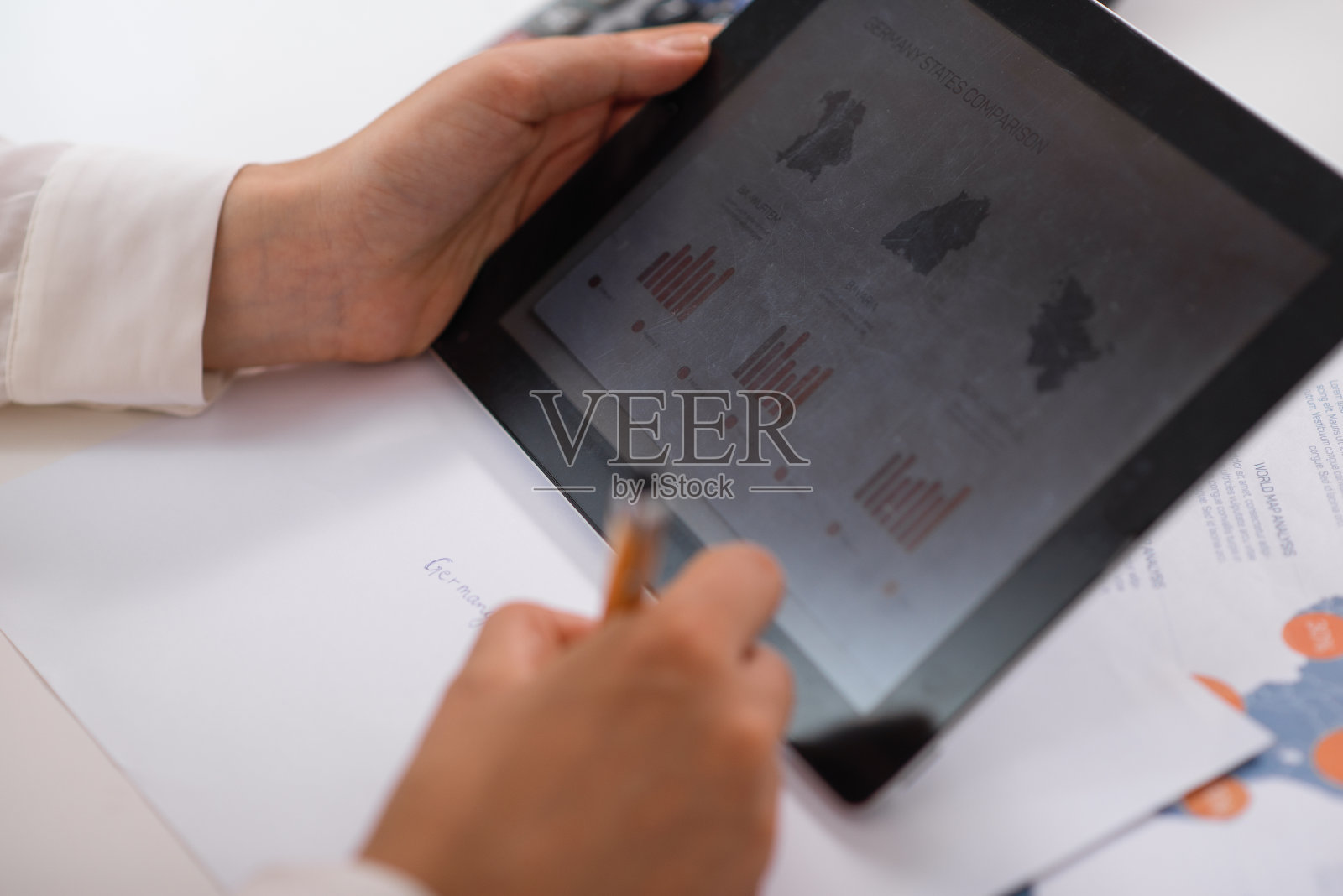 专家分析财务报告照片摄影图片