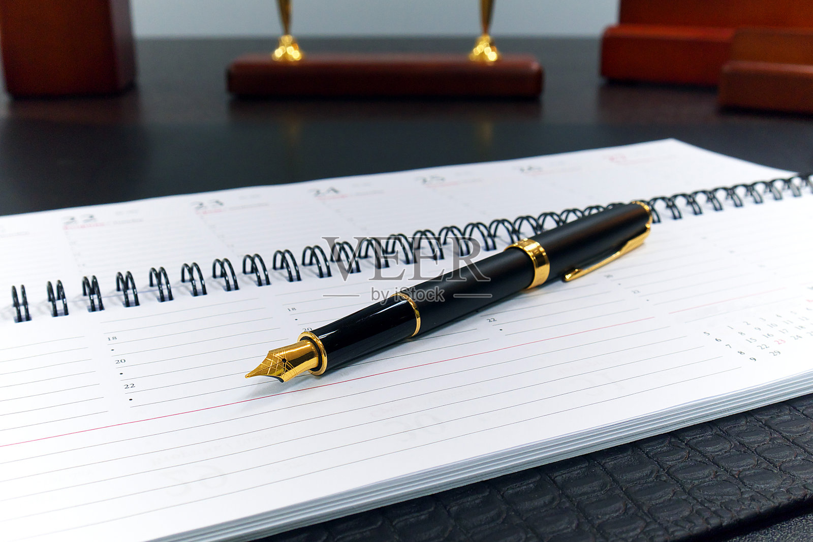 开放式记事本上的金笔照片摄影图片