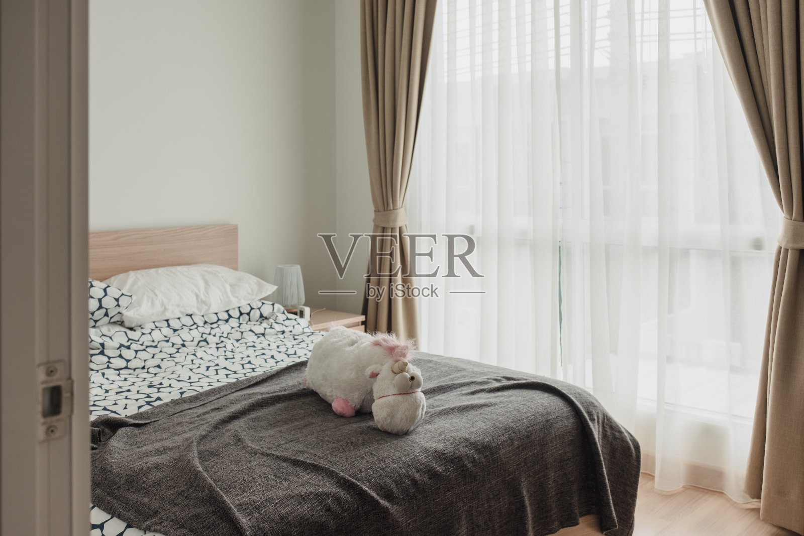 木质卧室内饰有软窗帘照片摄影图片