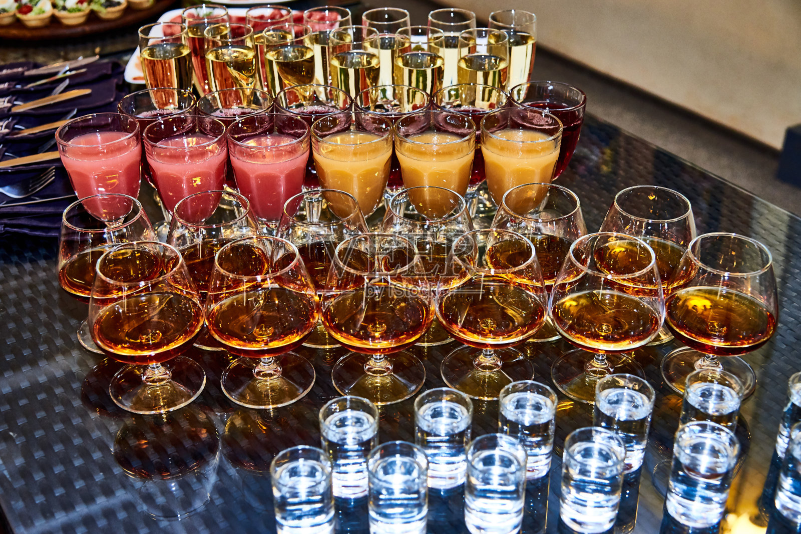 自助餐桌上有酒精饮料照片摄影图片