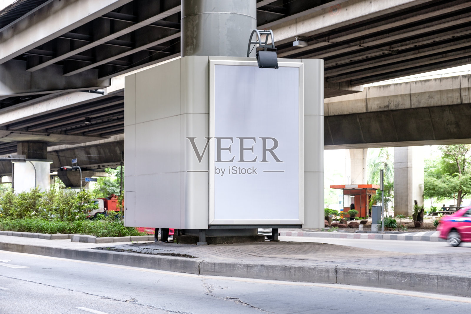 城市道路上的空白广告牌横幅照片摄影图片