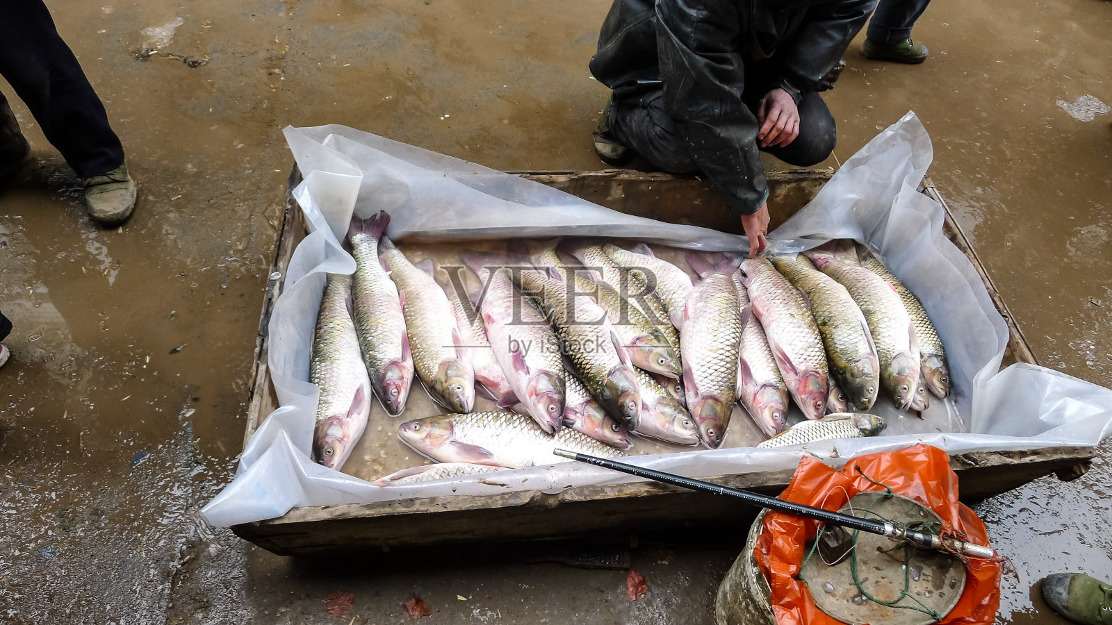 小商贩在市场上卖鱼