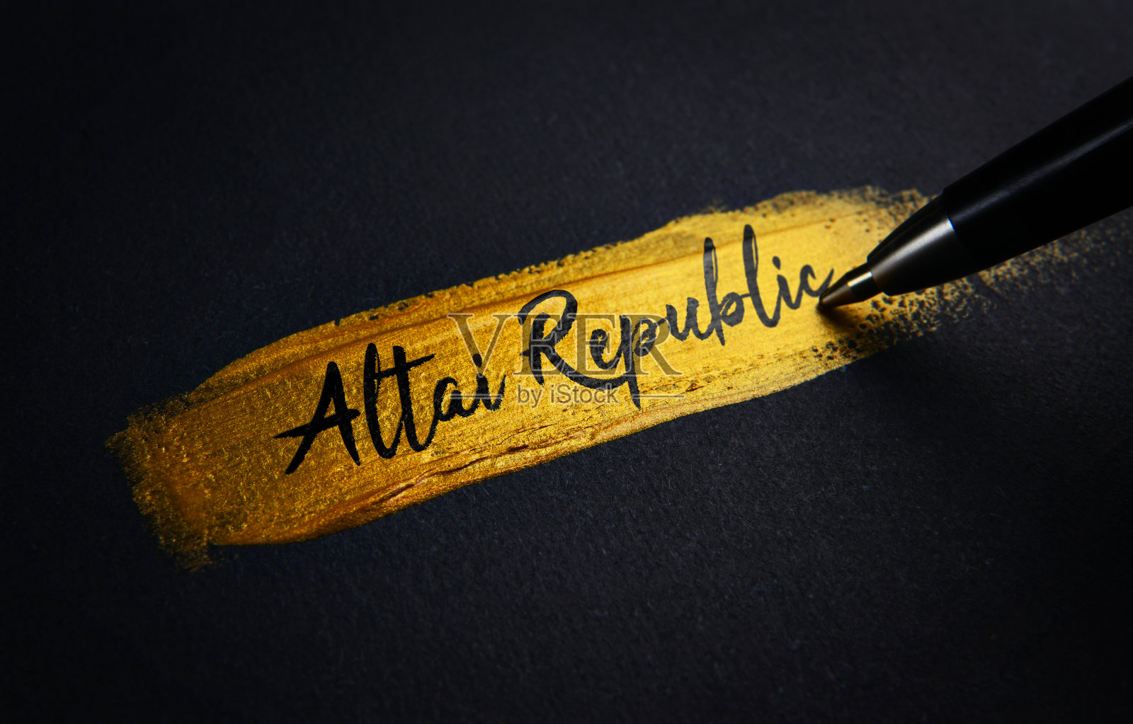 阿尔泰共和国书法文字上的金漆笔触照片摄影图片