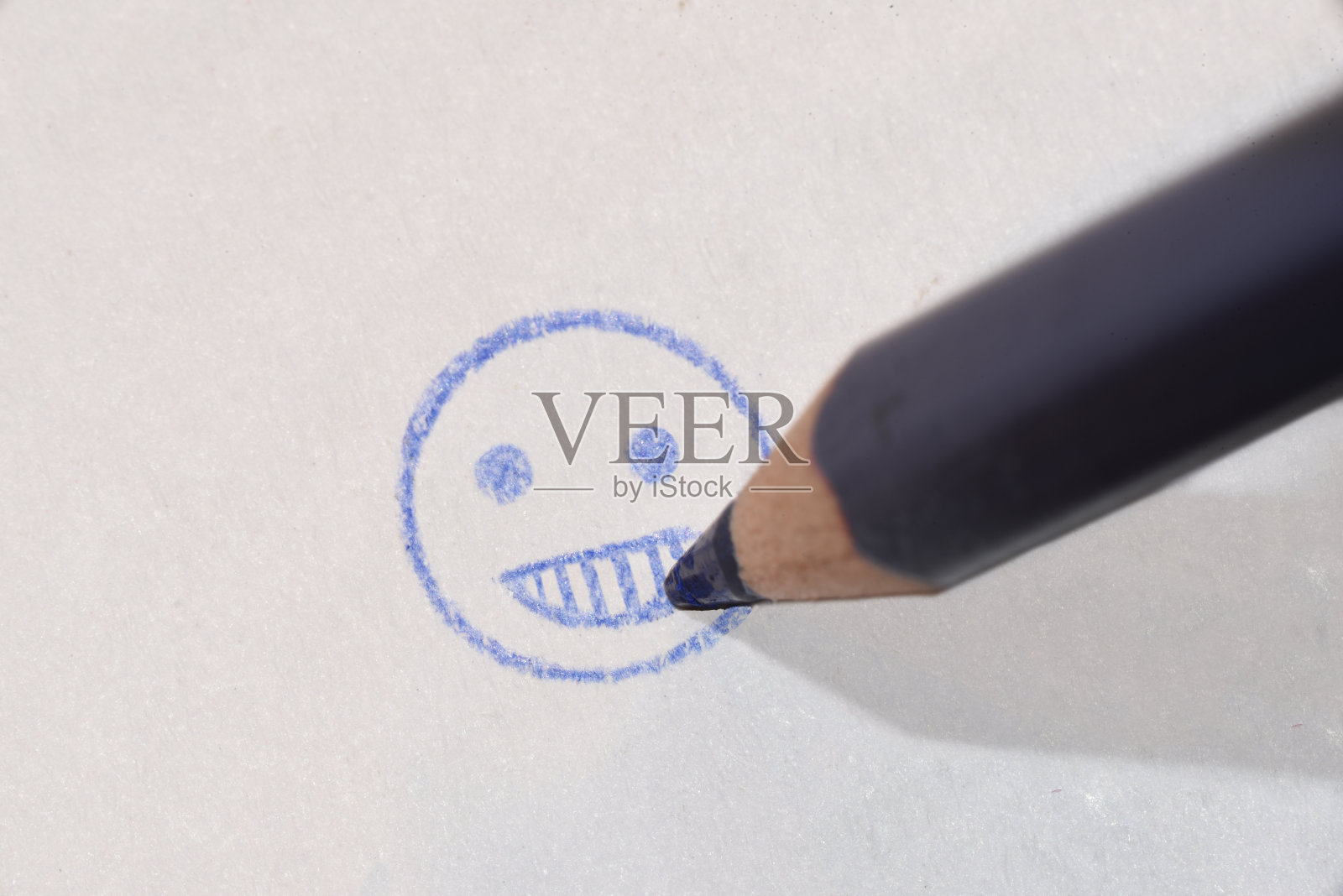 创意代表与微笑符号素描的一个笑着的人显示他的面部表情照片摄影图片