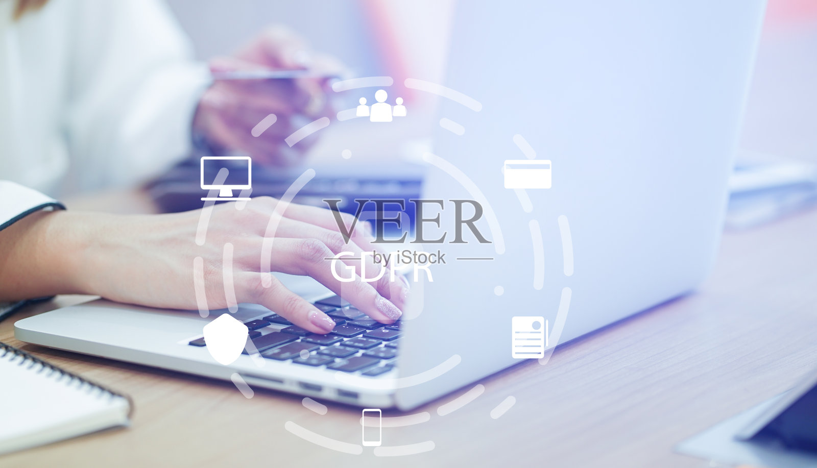 近距离观察亚洲职业女性在家庭办公室使用信用卡glfor支付笔记本电脑与GDPR(一般数据保护条例)虚拟接口，隐私个人数据概念照片摄影图片