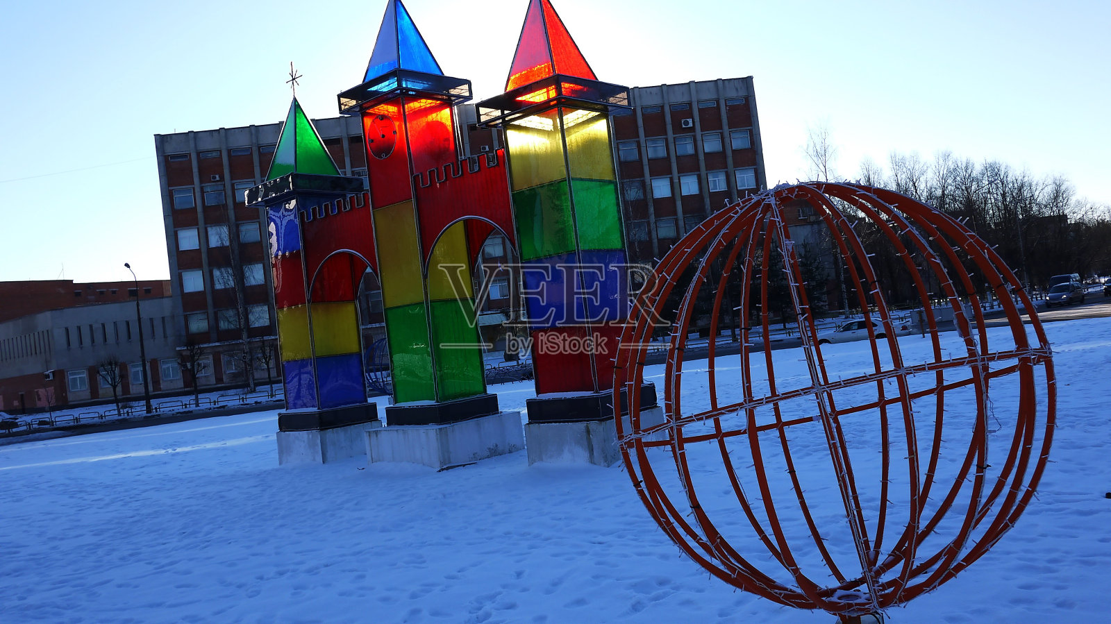 为迎接新年假期而装饰的城市——美得令人惊叹。照片摄影图片