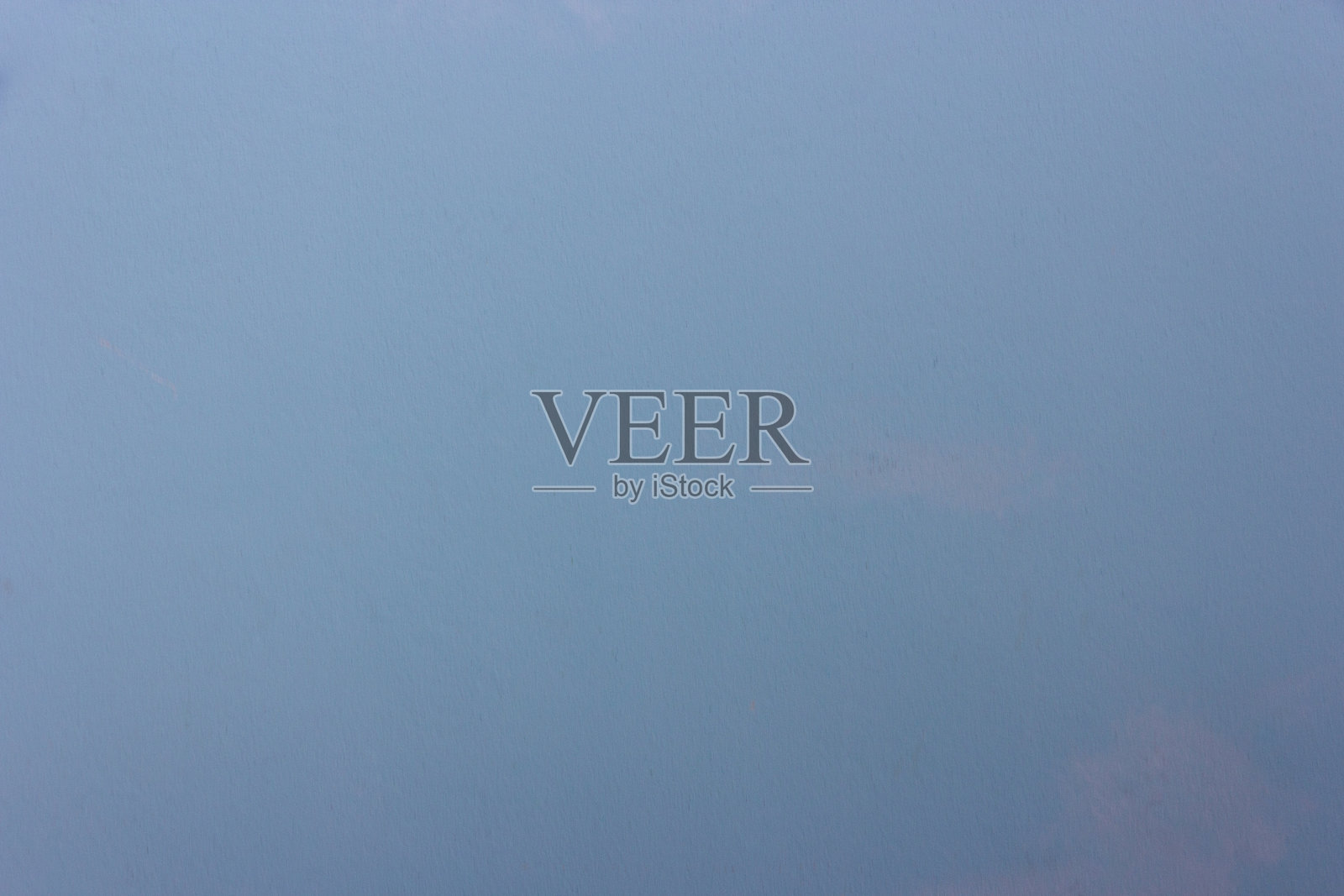 以蓝天水泥墙面纹理为背景，装饰墙面涂料。照片摄影图片