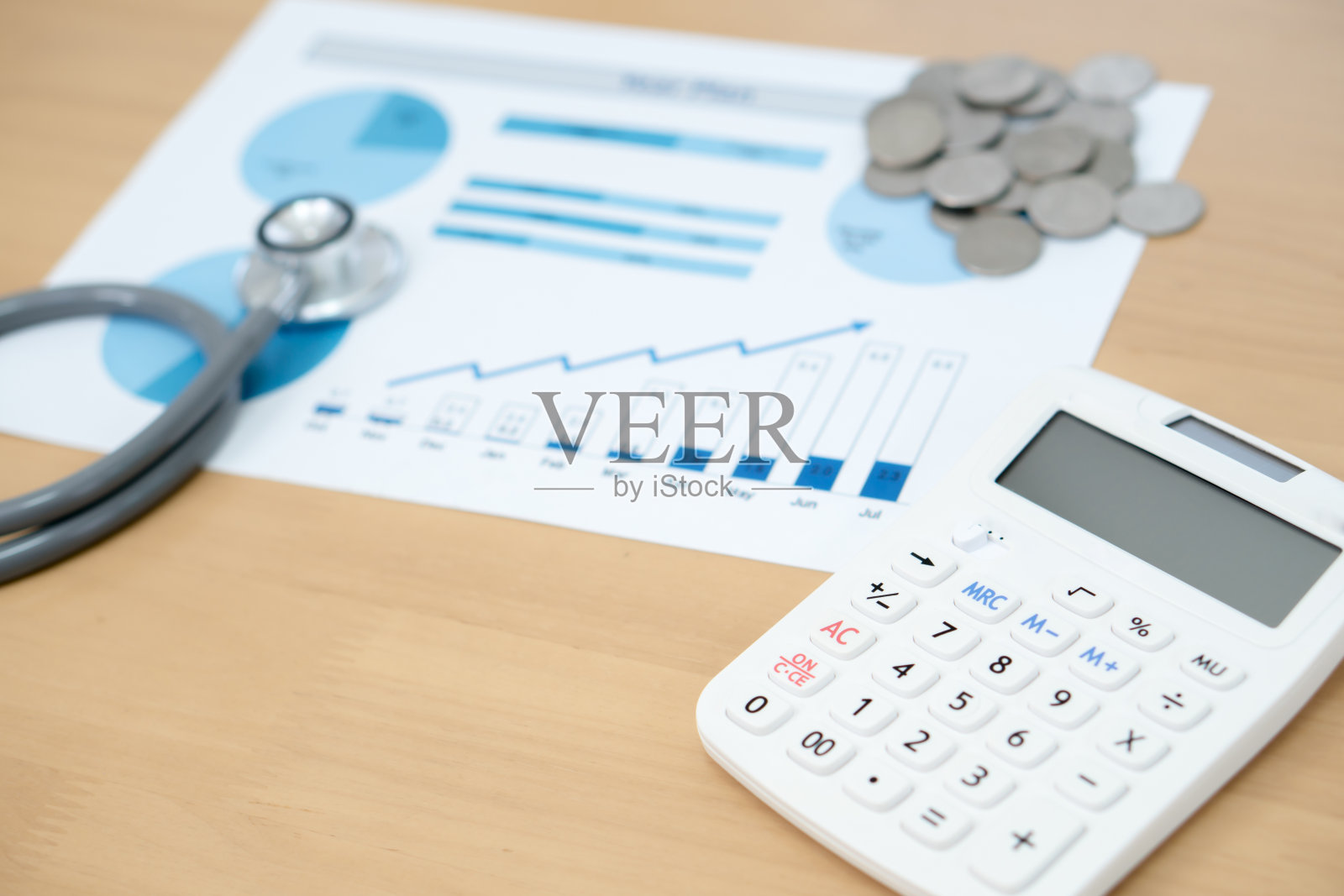 用听诊器检查钱币的堆叠照片摄影图片