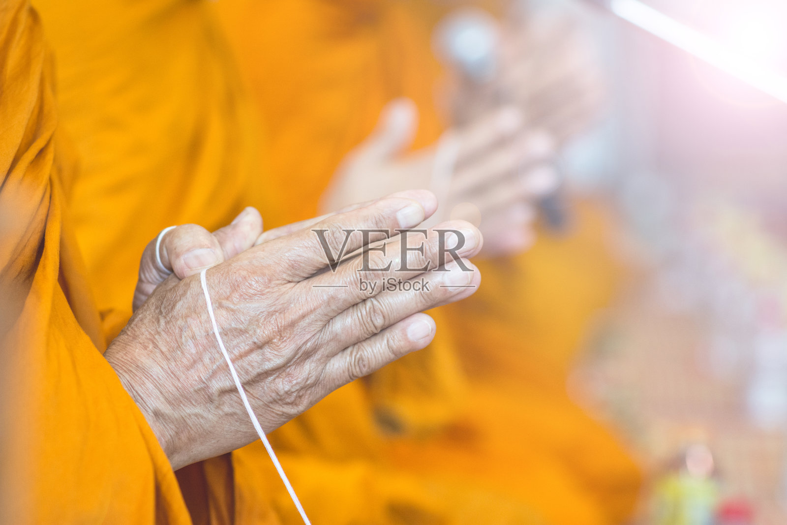 祈祷，双手合十敬礼，僧侣们，在泰国仪式。照片摄影图片