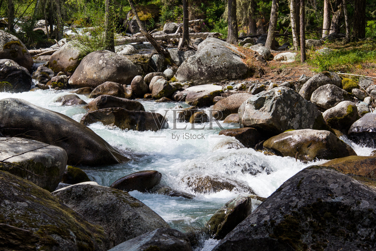 大自然的美丽，还有阿尔泰山的山峰照片摄影图片