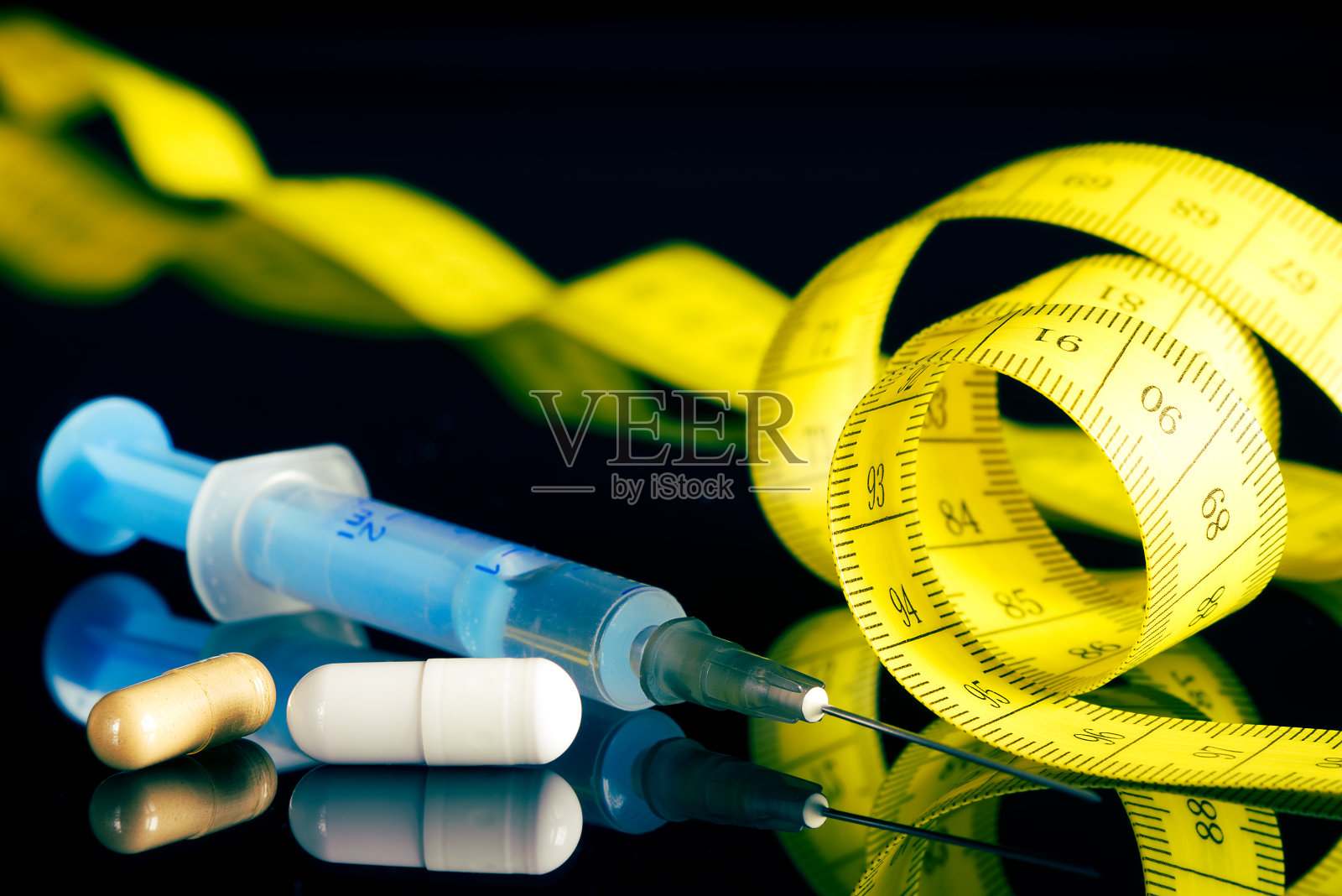 医疗药丸，类固醇和注射器舀不健康的体重和肌肉质量，膳食补充照片摄影图片