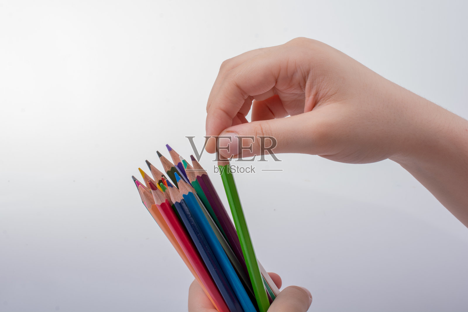 白色背景上的彩色铅笔照片摄影图片