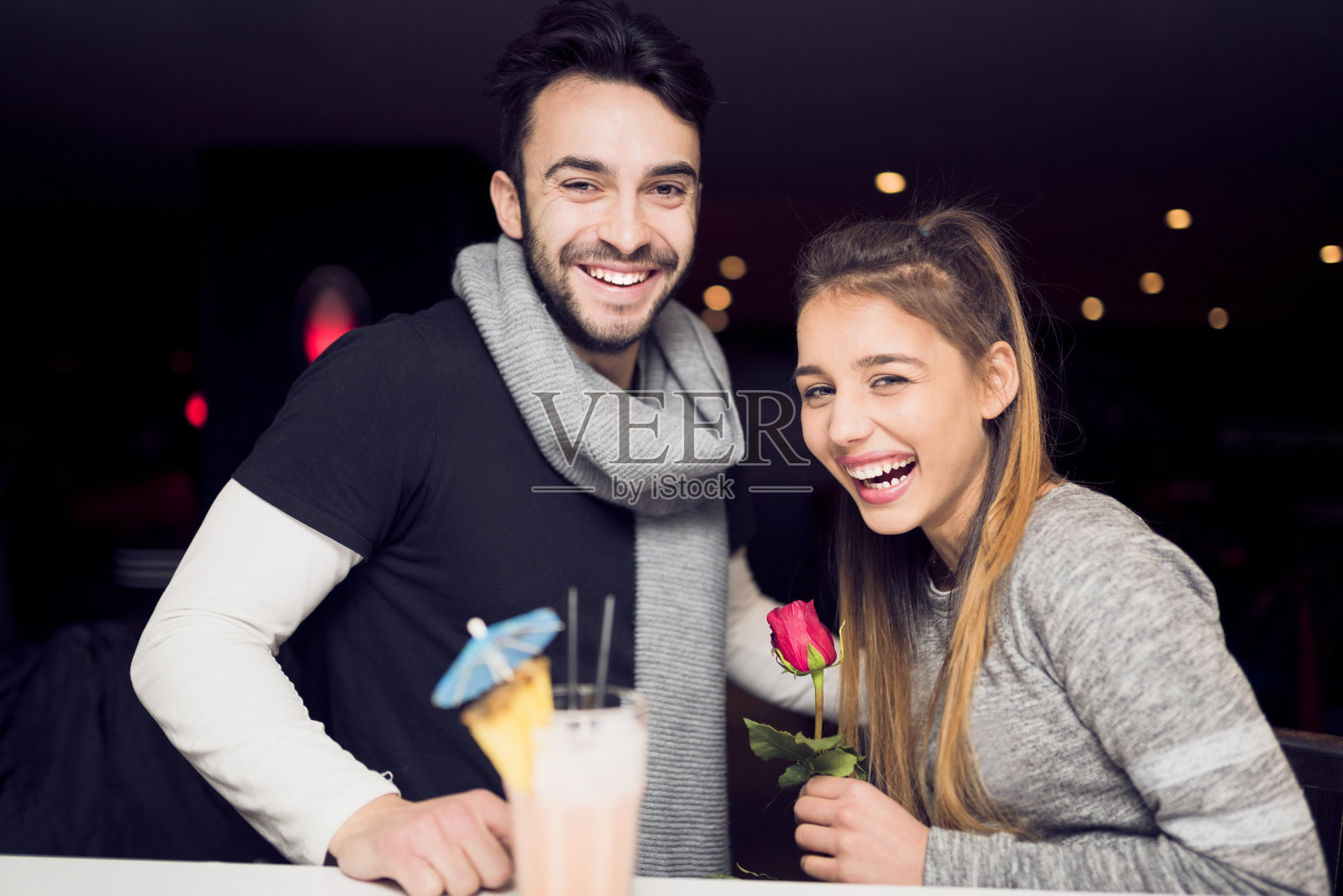 姐姐和哥哥在俱乐部里笑照片摄影图片