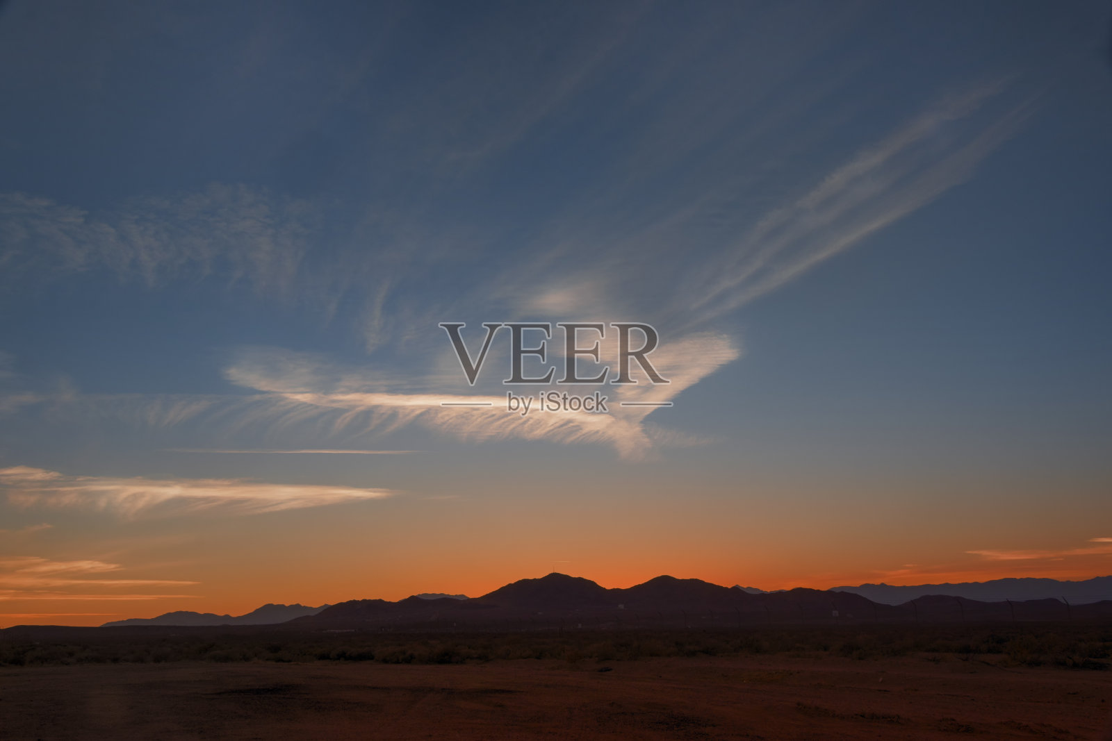 美国加利福尼亚州死亡谷附近的瑟尔斯山脉特罗纳的日落照片摄影图片