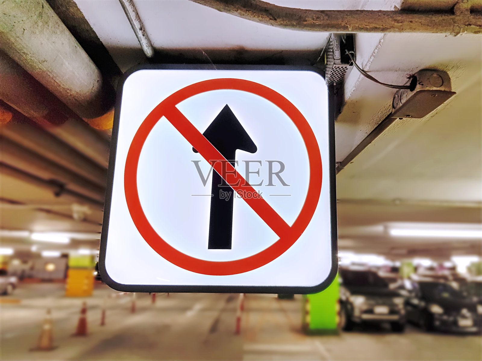 照明的交通标志不要直走在停车场照片摄影图片