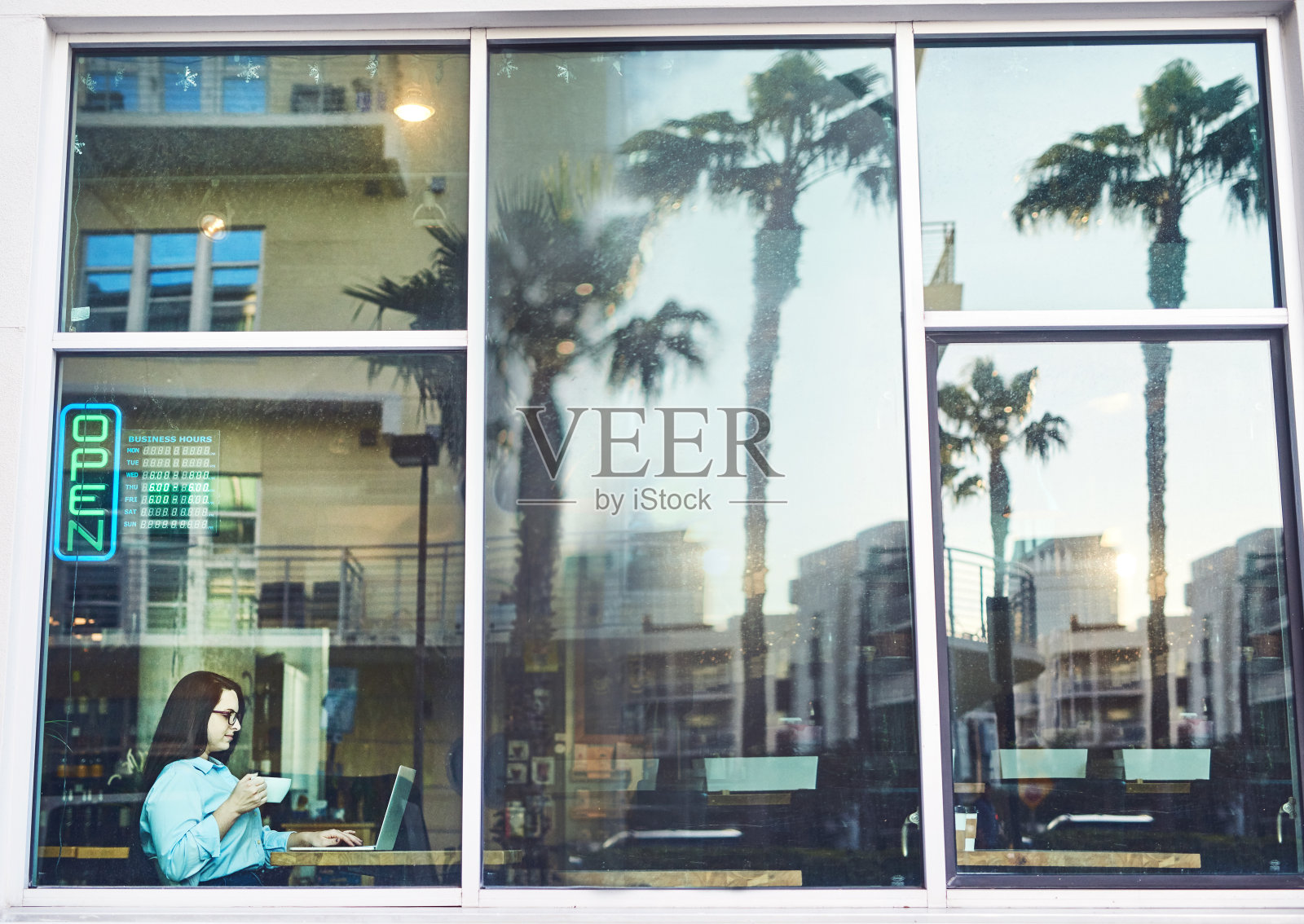 这条街上最好的咖啡馆照片摄影图片