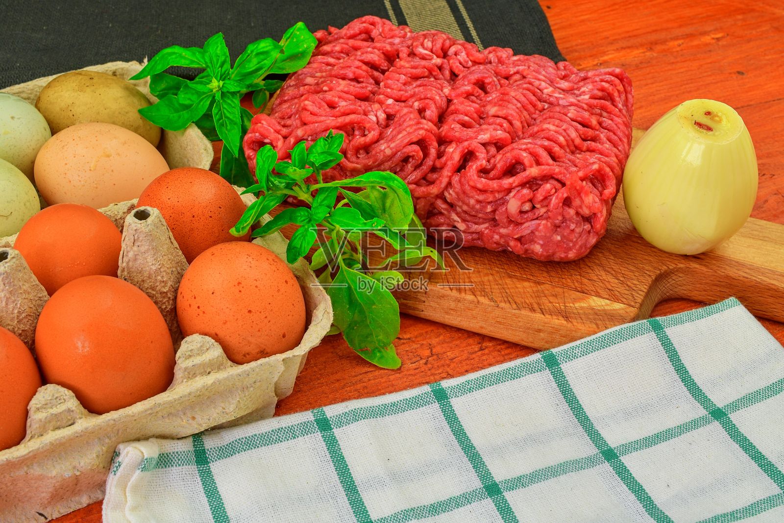 肉。碎肉和烹饪原料。混合碎肉准备做汉堡，肥肉，肉丸。食品摄影。烹饪概念。肉末食谱照片摄影图片