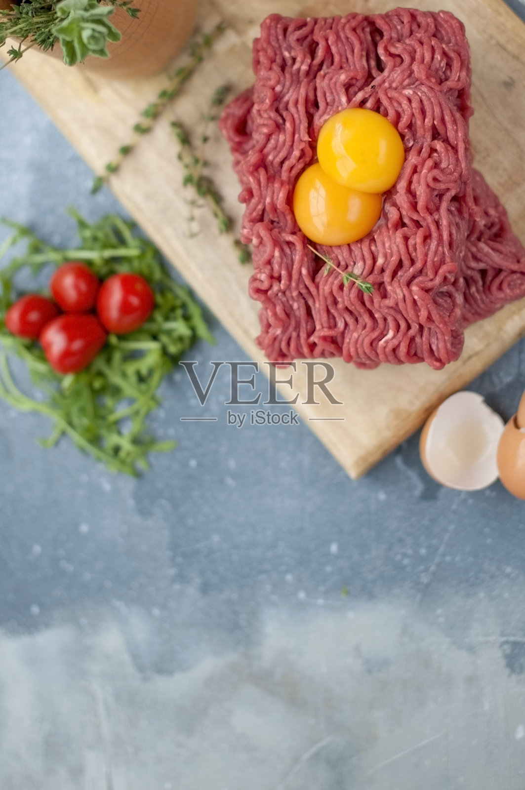 香料，鸡蛋，香草，面包和碎牛肉用于烹饪肉片和汉堡，美味的肉馆午餐。文本的空闲空间。前视图。照片摄影图片