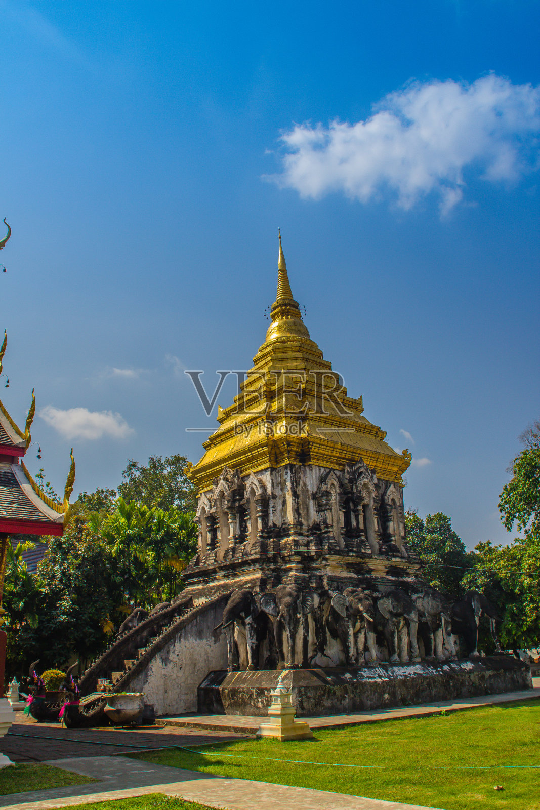 在泰国清迈最古老的寺庙——清曼寺(或清门寺)，有金色顶塔的老象座，建于1296年，由孟格雷国王以兰那风格和大象形状的扶壁建造。照片摄影图片