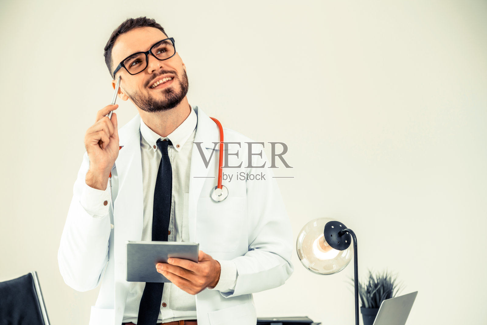 医生在医院使用平板电脑照片摄影图片