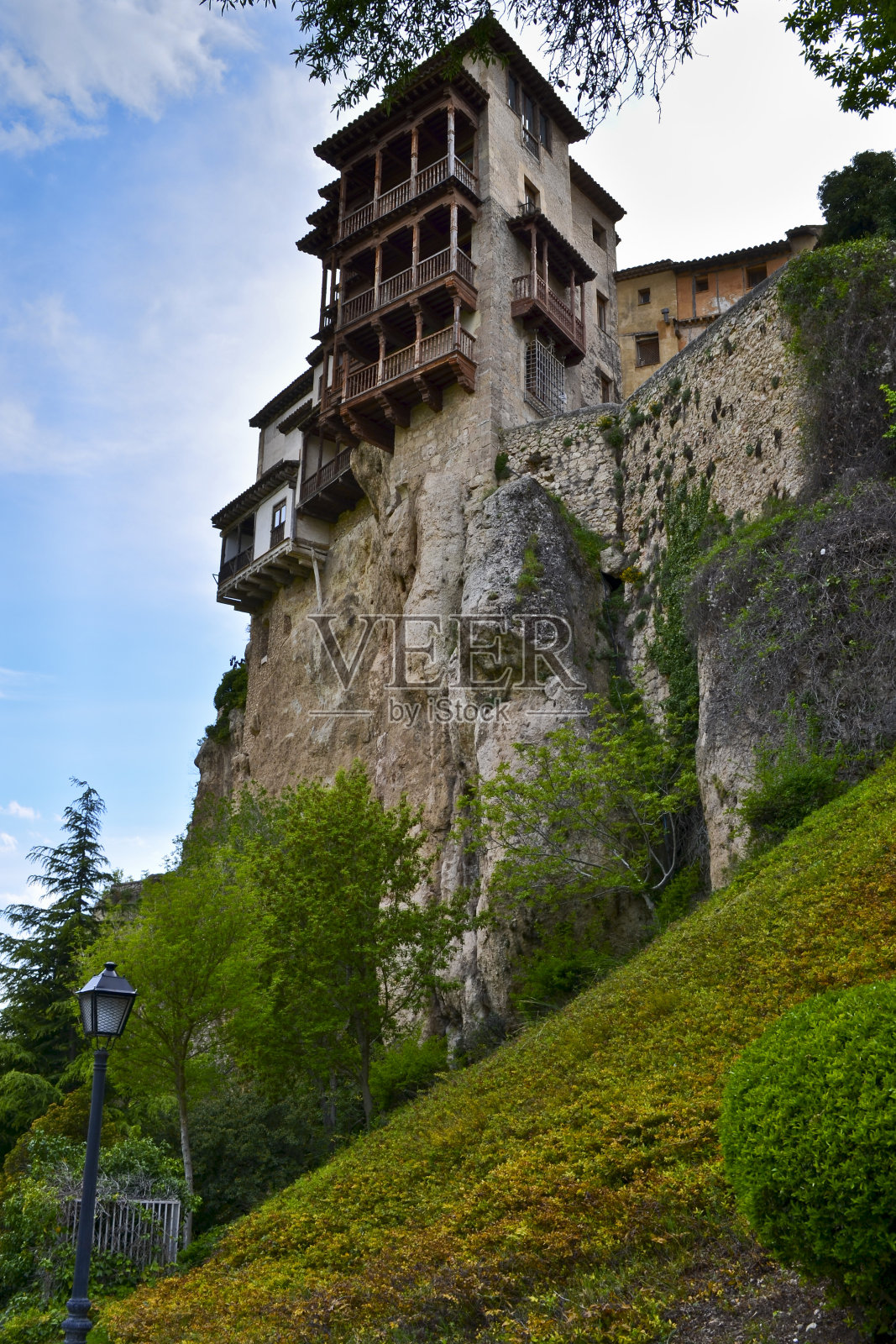挂在岩石上的房子，昆卡照片摄影图片