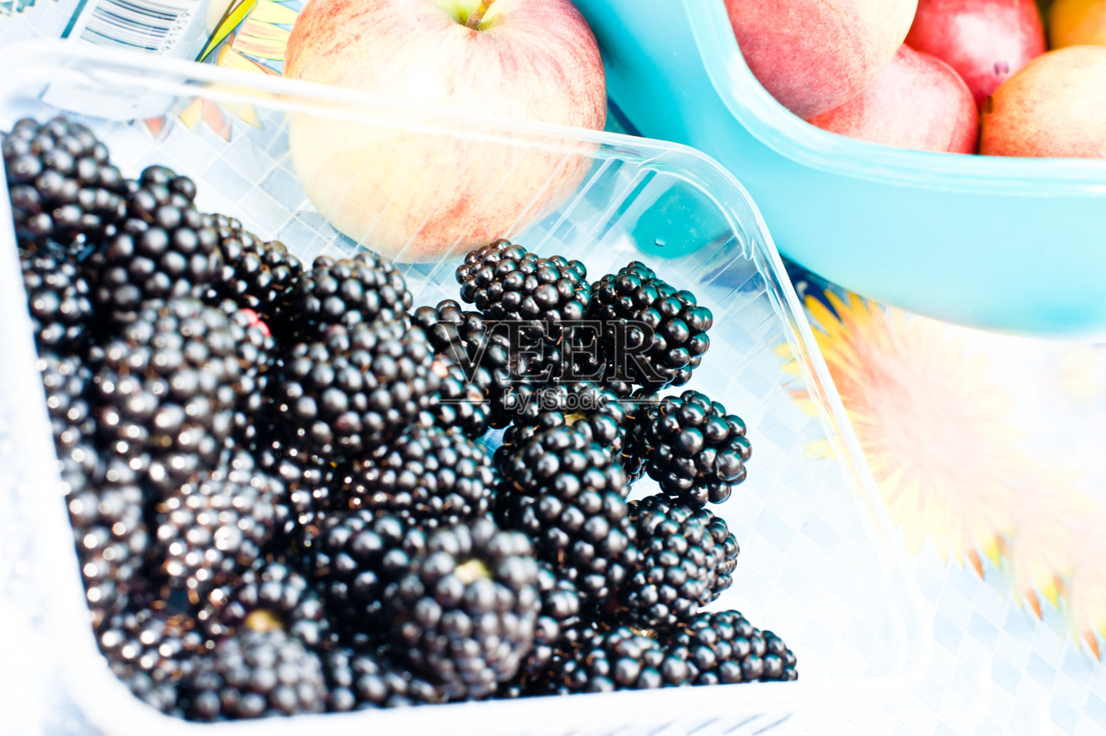 桌子上的苹果和黑莓照片摄影图片