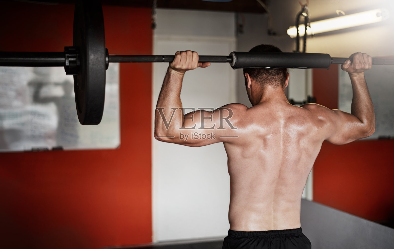 就像他肩上的重量减轻了照片摄影图片