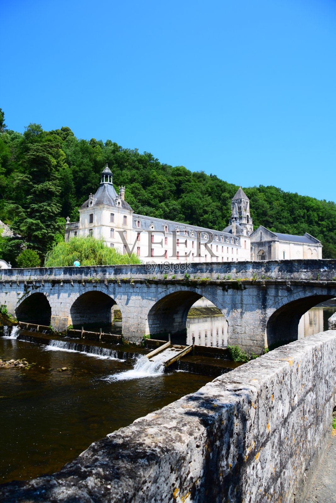 位于法国多尔多涅地区德隆河畔的布隆托姆村庄，河对岸是美丽的本笃会修道院照片摄影图片