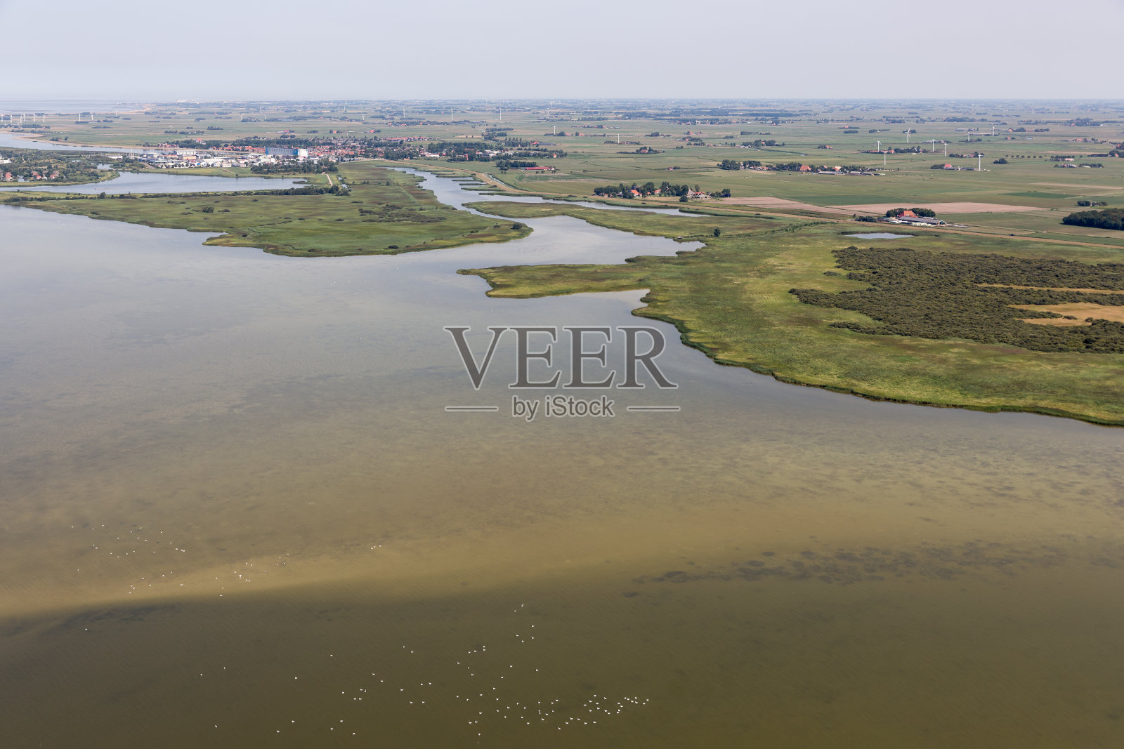 艾瑟尔湖畔的荷兰马库姆村鸟瞰，浅水区照片摄影图片