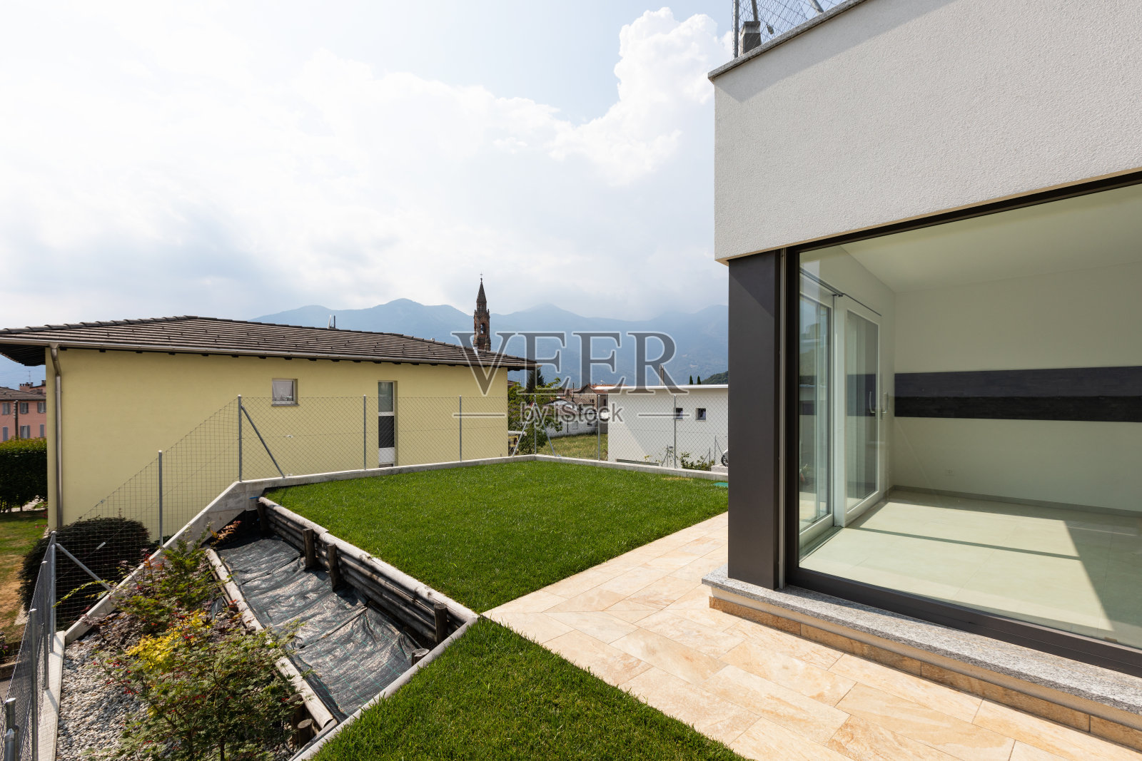 外部公寓有私人入口和私人花园照片摄影图片