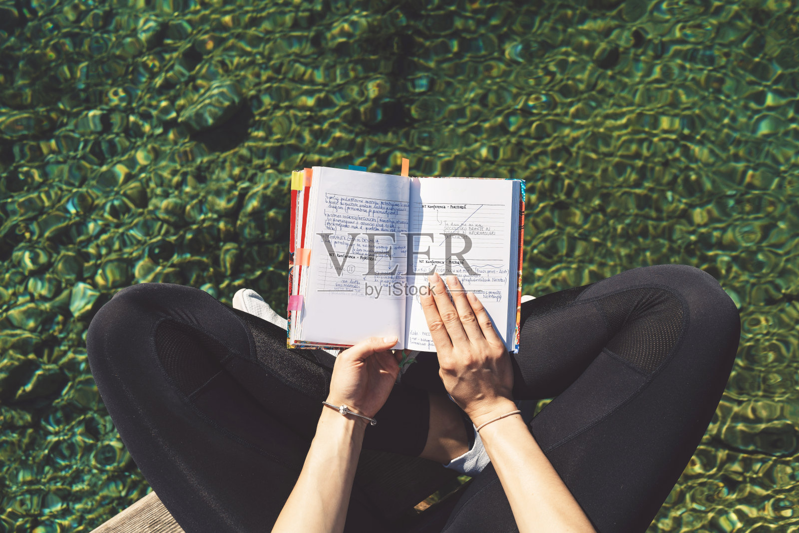 在湖边放松照片摄影图片