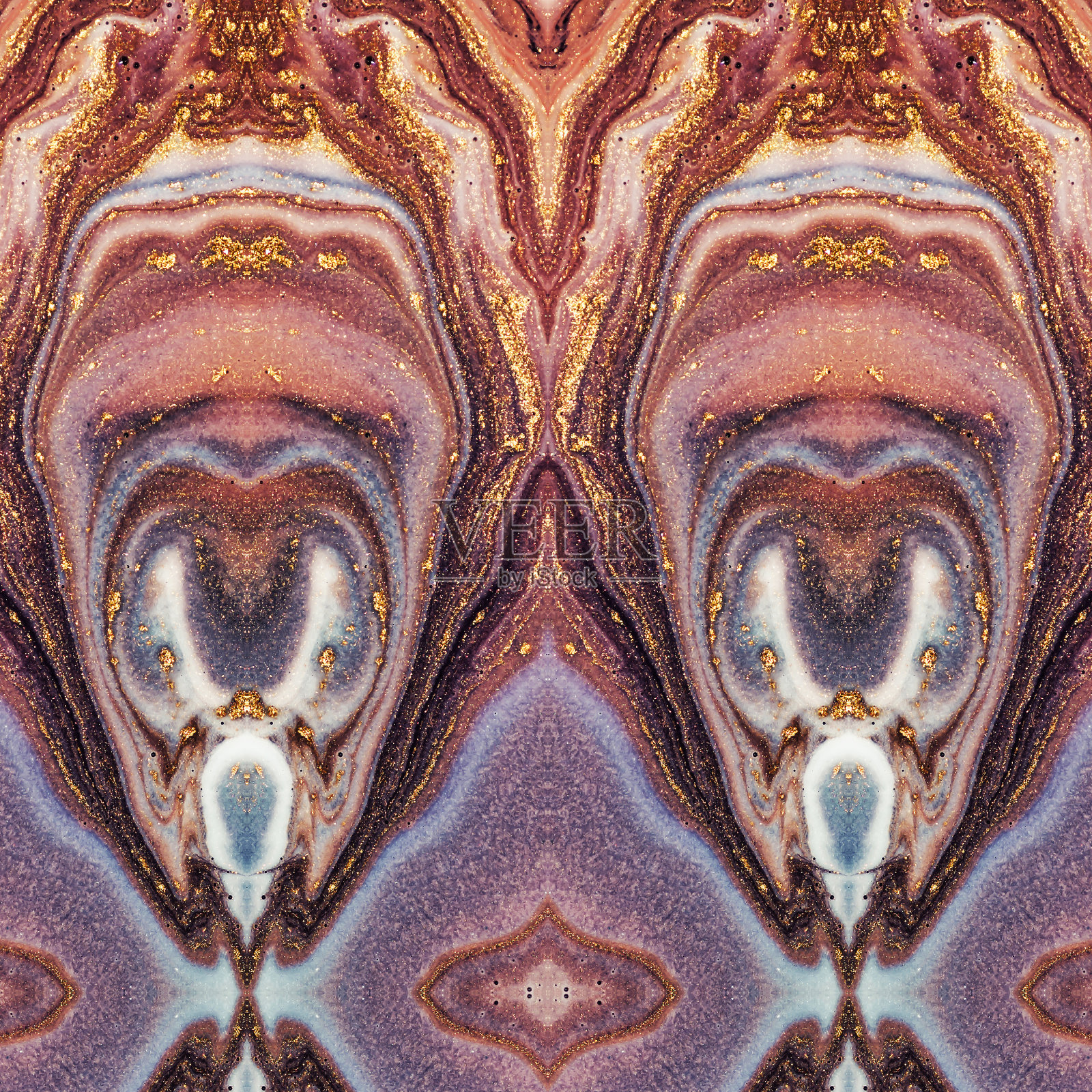 非常漂亮的豪华大理石纹理。混合颜料。当代艺术。大理石的美丽图案。新鲜的水彩画。自然的奢侈品。抽象绘画。用金色粉末调和颜料。照片摄影图片