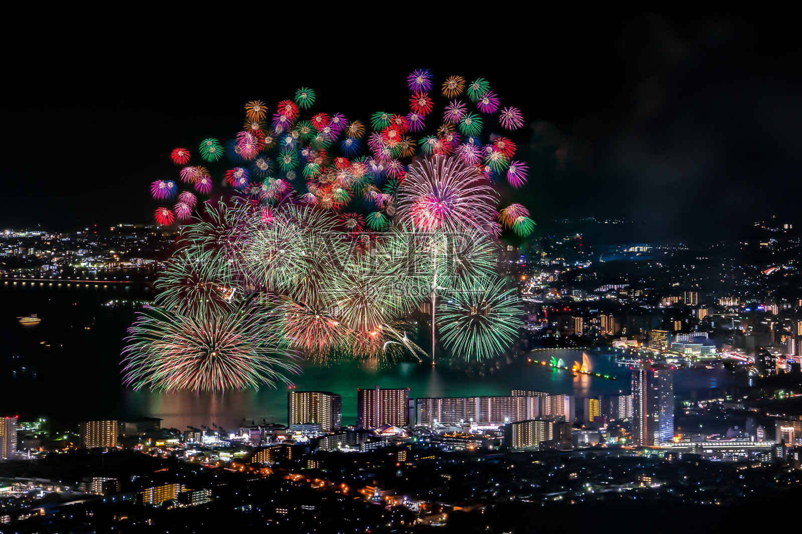 日本滋贺县大津市琵琶湖(Biwako)的夏季烟花节。关西地区最大的烟火展。照片摄影图片