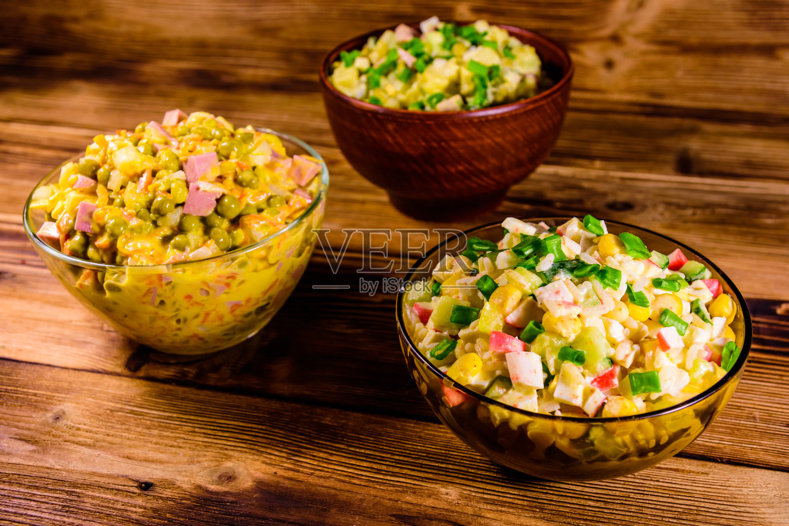 木桌上摆放着不同的节日菜肴照片摄影图片