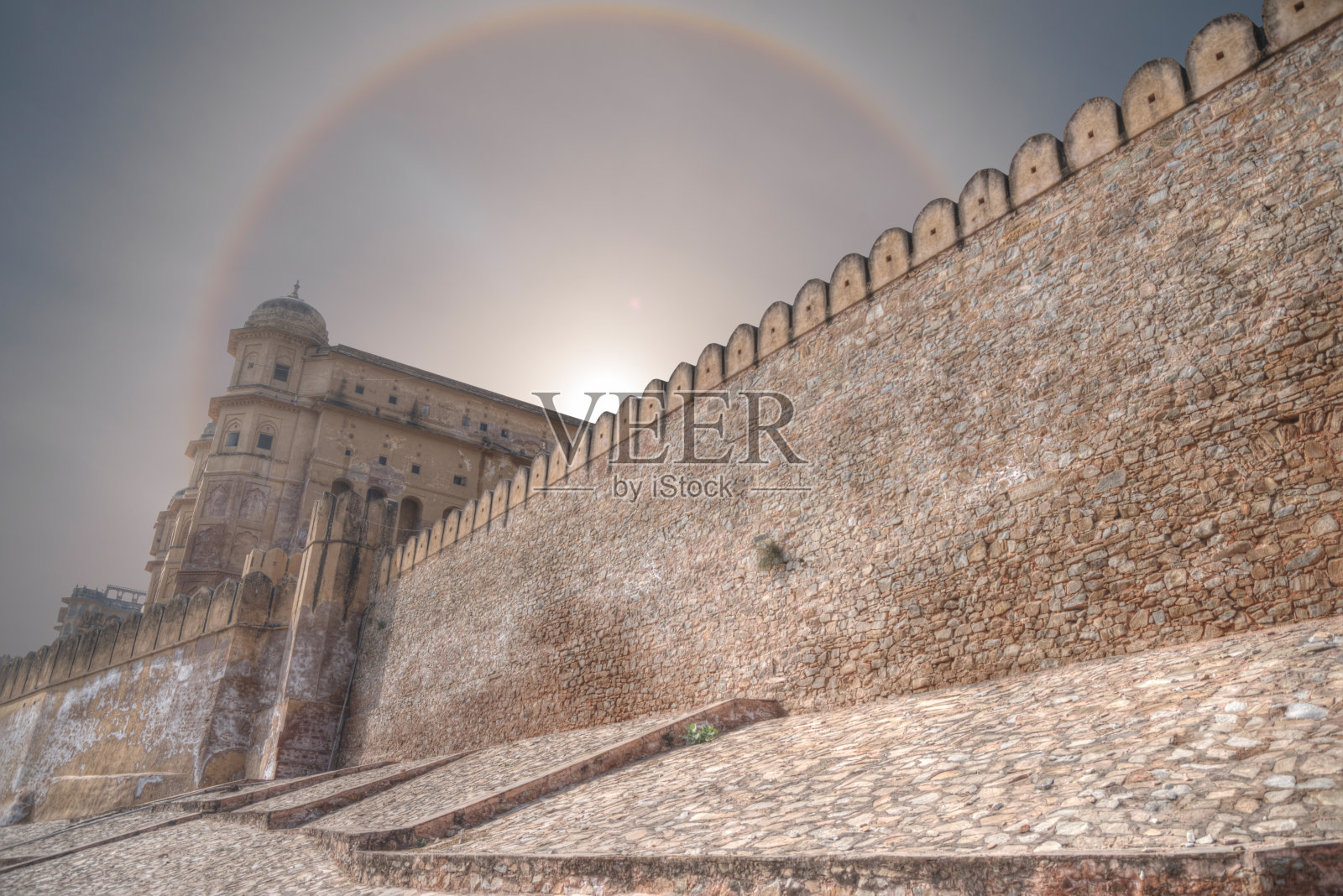 斋浦尔阿米尔堡上空的光环。照片摄影图片