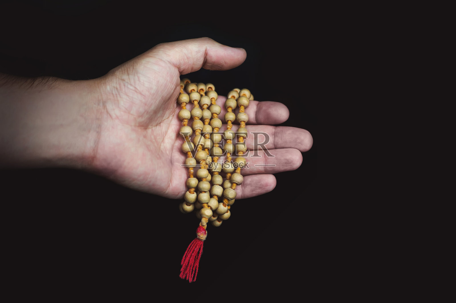 木檀香念珠手在黑色的背景照片摄影图片
