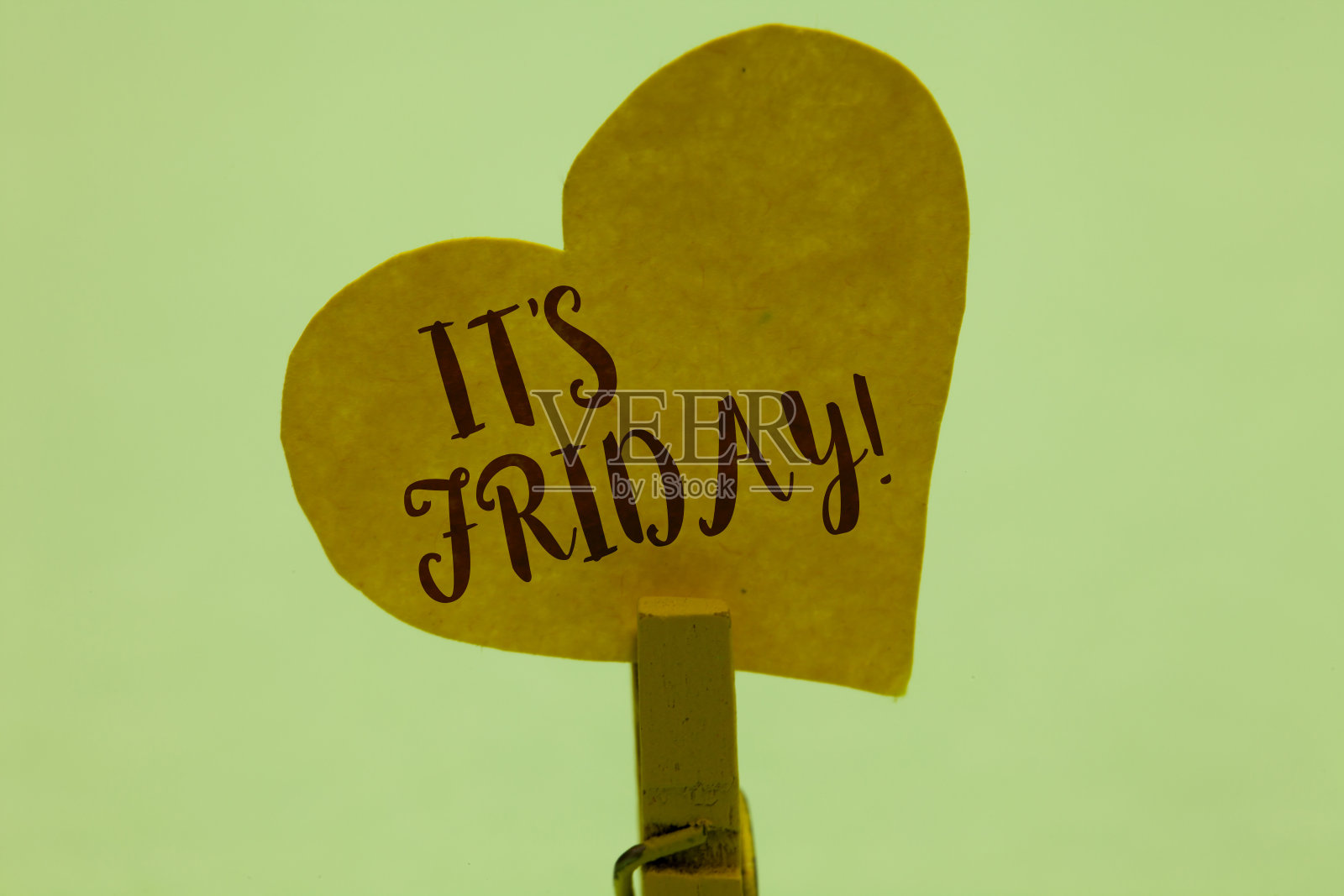 单词写作课文今天是星期五。周六或周末之前的工作周最后一天的商业概念晾衣夹夹着黄色的纸心重要的浪漫信息想法照片摄影图片