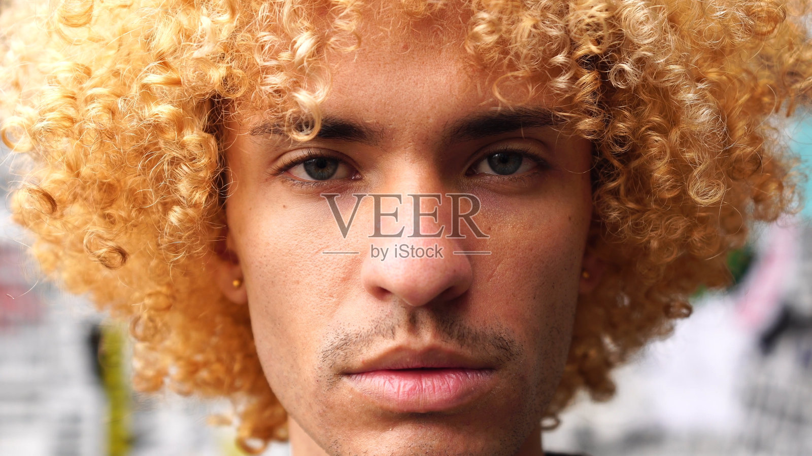 时尚男人与卷发肖像照片摄影图片