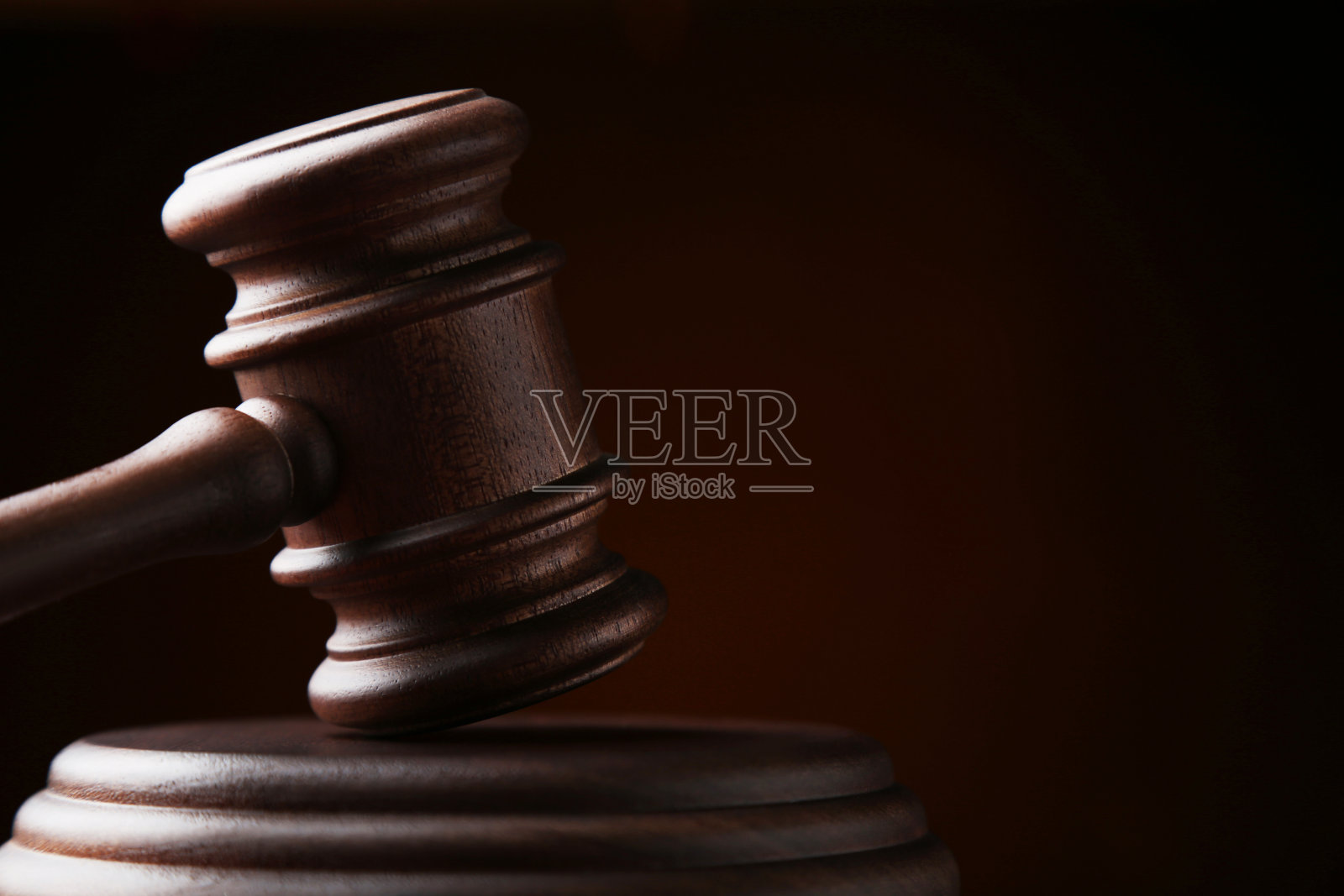 深色背景上的法官 gavel照片摄影图片