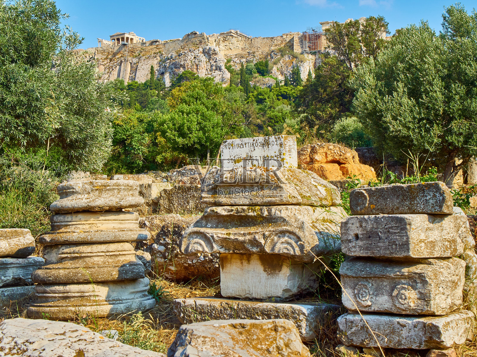 以雅典卫城为背景的雅典古集市。希腊。照片摄影图片