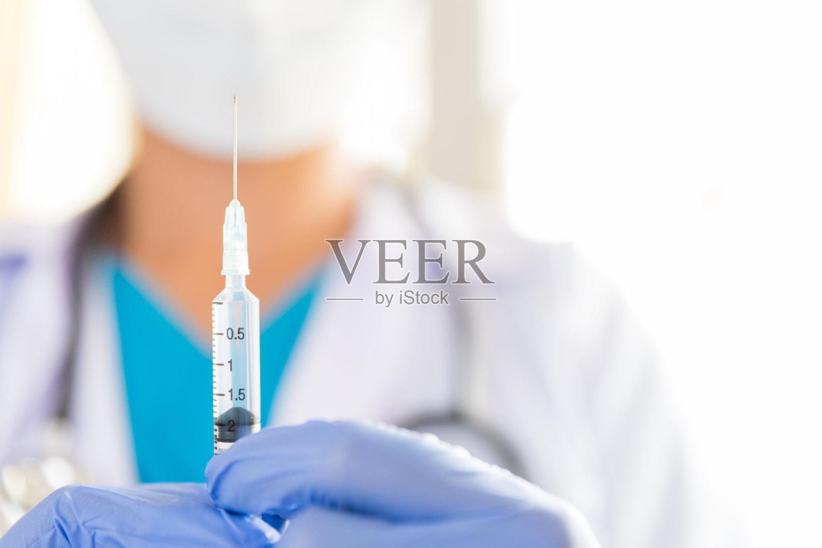 女医生，肩扛听诊器，手持注射器和疫苗。医疗保健和医疗概念。照片摄影图片