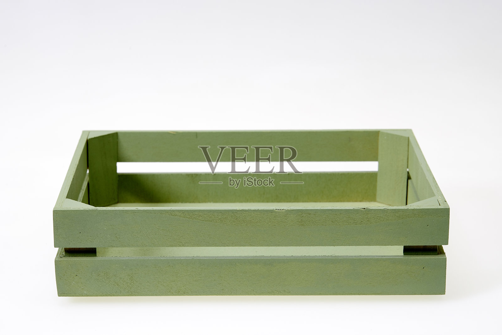 白色背景上的绿色木箱照片摄影图片