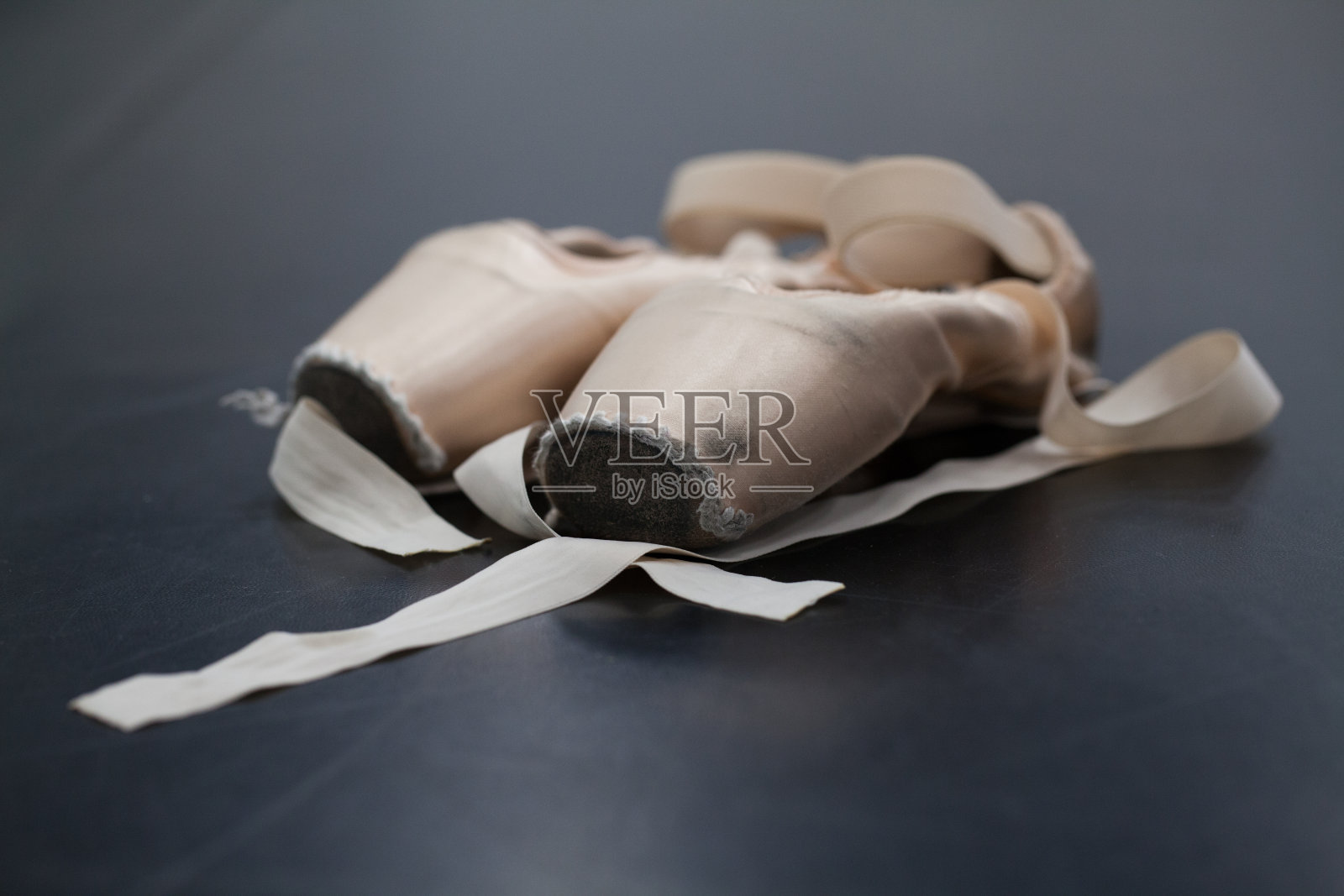 舞蹈室地板上的芭蕾舞鞋照片摄影图片